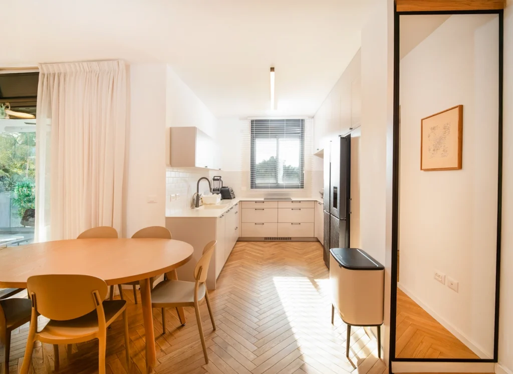 צילום דירה למכירה בהרצליה - מטבח ופינת אוכל מעוצבת