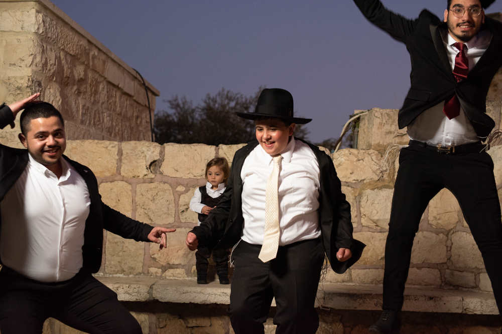 נער הבר מצווה קופץ בשמחה בצילומי בוק בירושלים