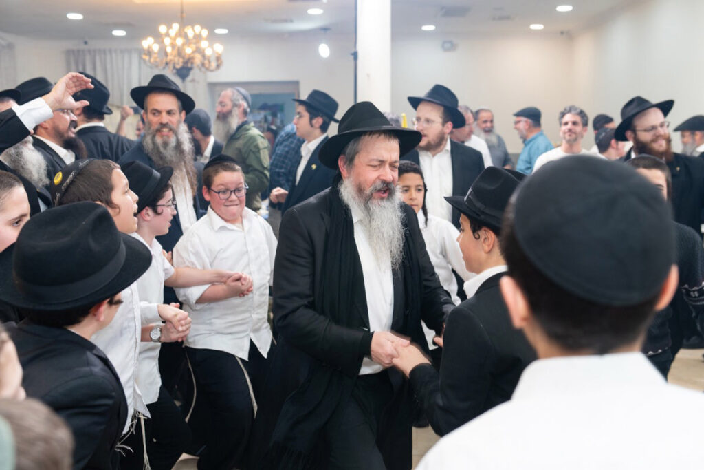 צלם לבר מצווה דתית, ריקודים ושמחה באירוע חרדי