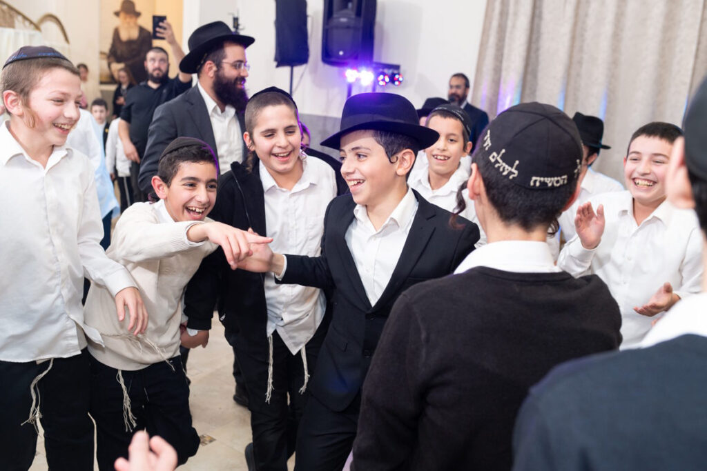 צילום בר מצווה דתית, חברים רוקדים עם חתן בר המצווה