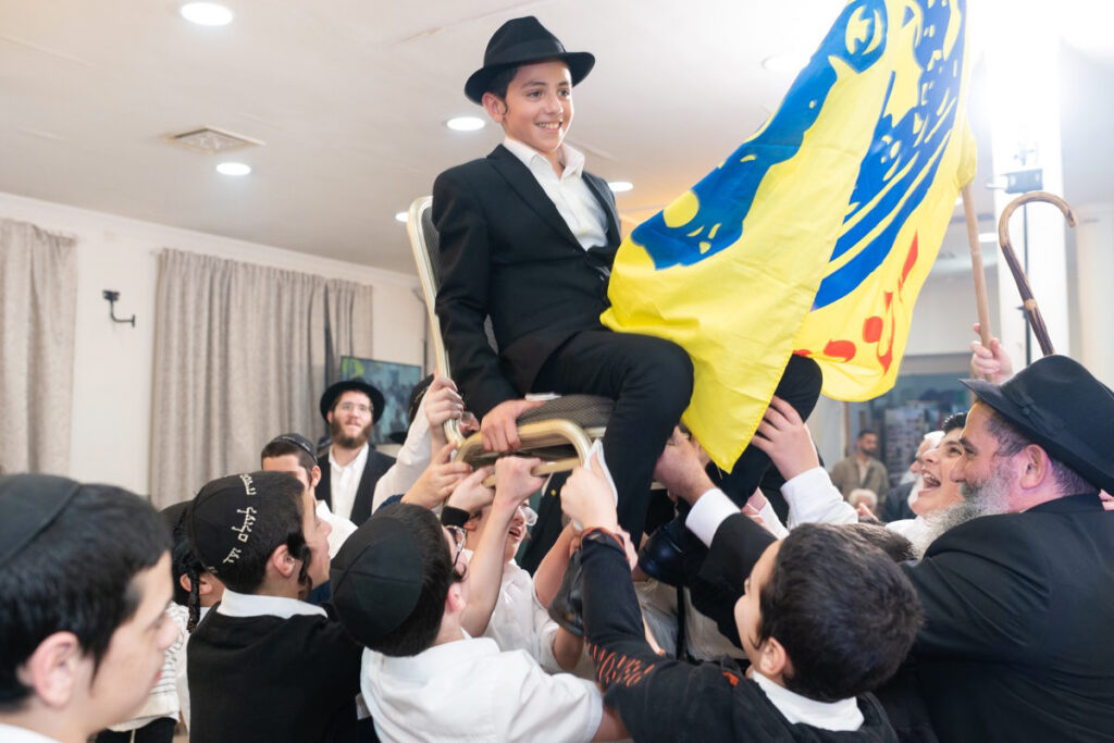 צלם לבר מצווה בבני ברק, הרמת חתן בר המצווה על כיסא