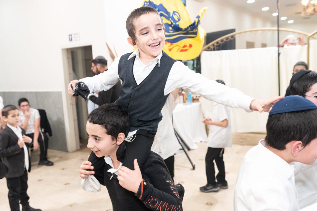 צילום אירועים חרדי, ילדים רוקדים בשמחת בר מצווה