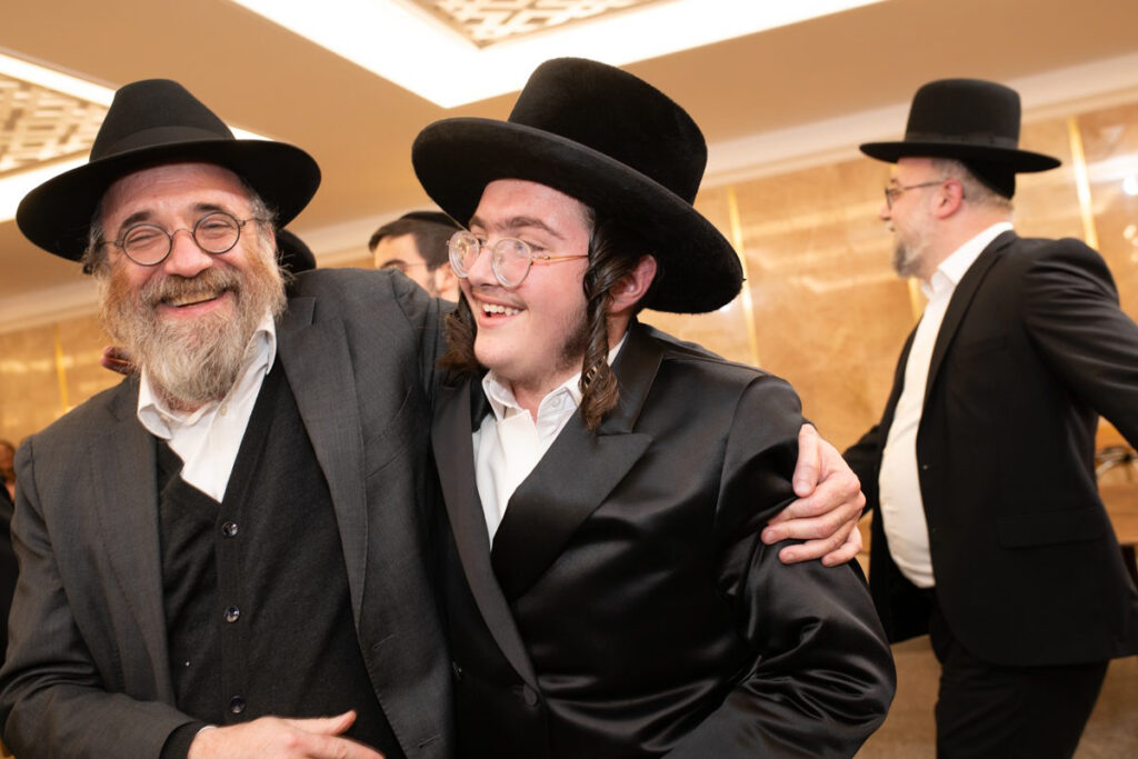 צלם מקצועי בירושלים, שמחה וחיבוק באירוע חרדי