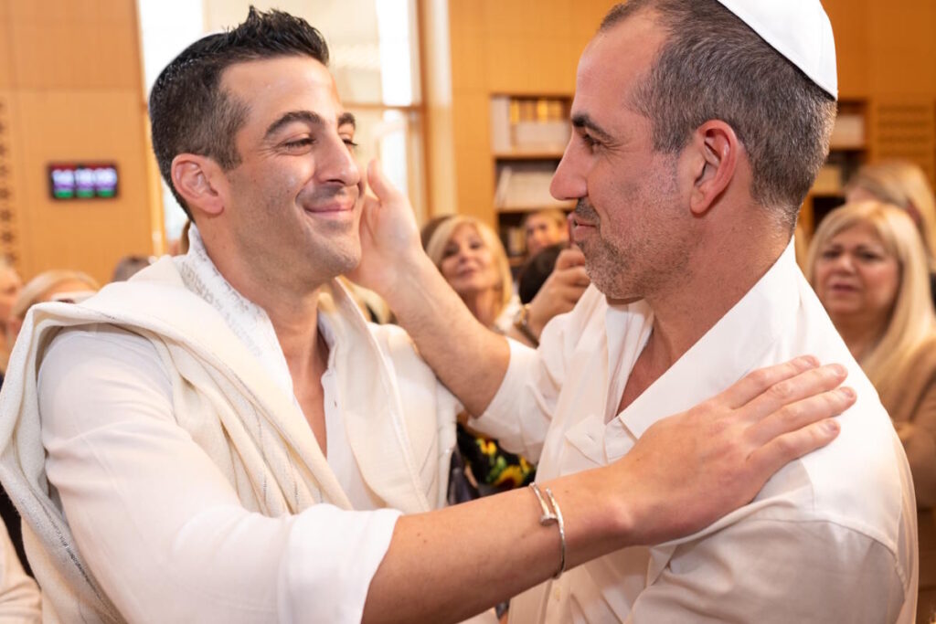חיבוק וברכה בין גברים בטקס ברית מילה דתי