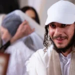 תקריב פנים של חתן נרגש בתפילה תחת החופה - יניב איתן צילום אירועים.
