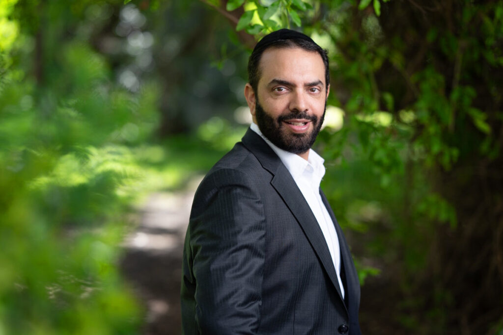 גבר דתי בחליפה וכיפה שחורה, צילום פורטרט עסקי בטבע