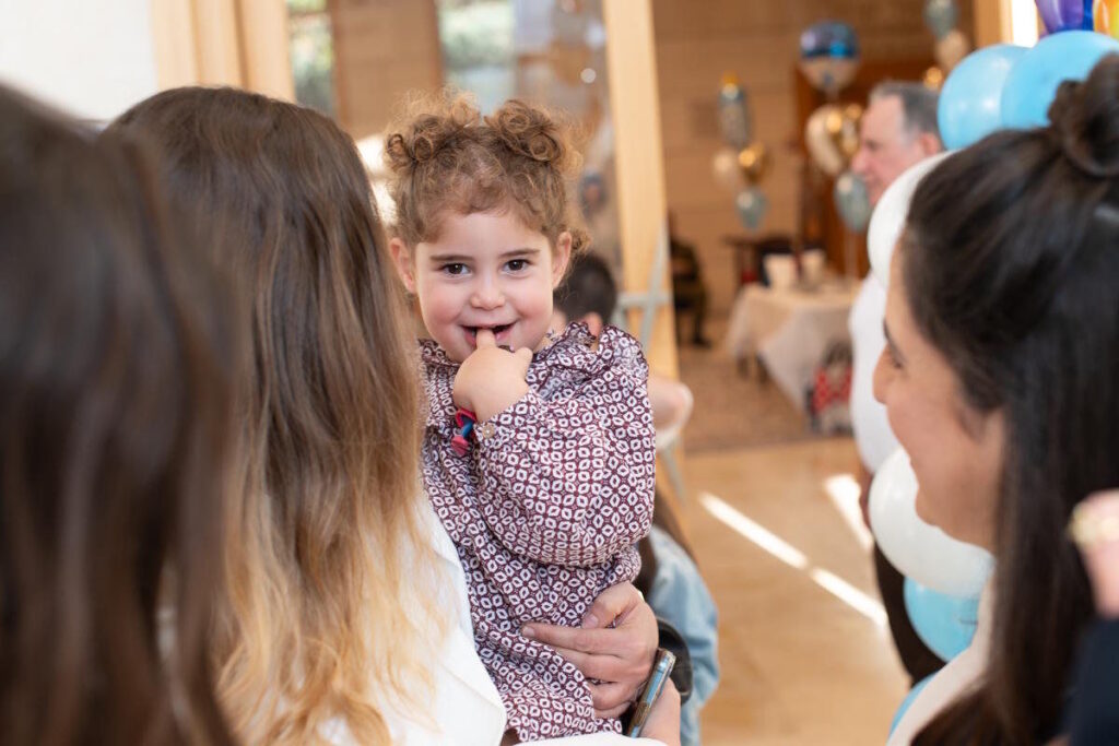 לדה קטנה בזרועות אביה בברית מילה