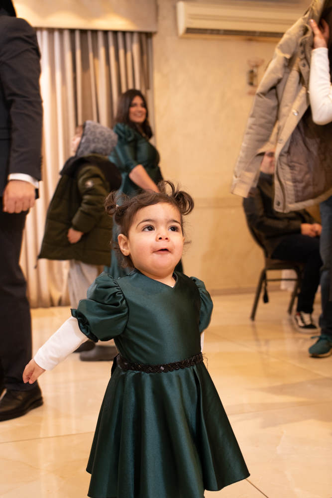 ילדה חמודה בשמלה ירוקה באולם אירועים בבני ברק