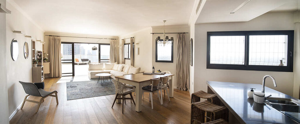סלון ומטבח בדירת פנטהאוז יוקרתית בתל אביב
