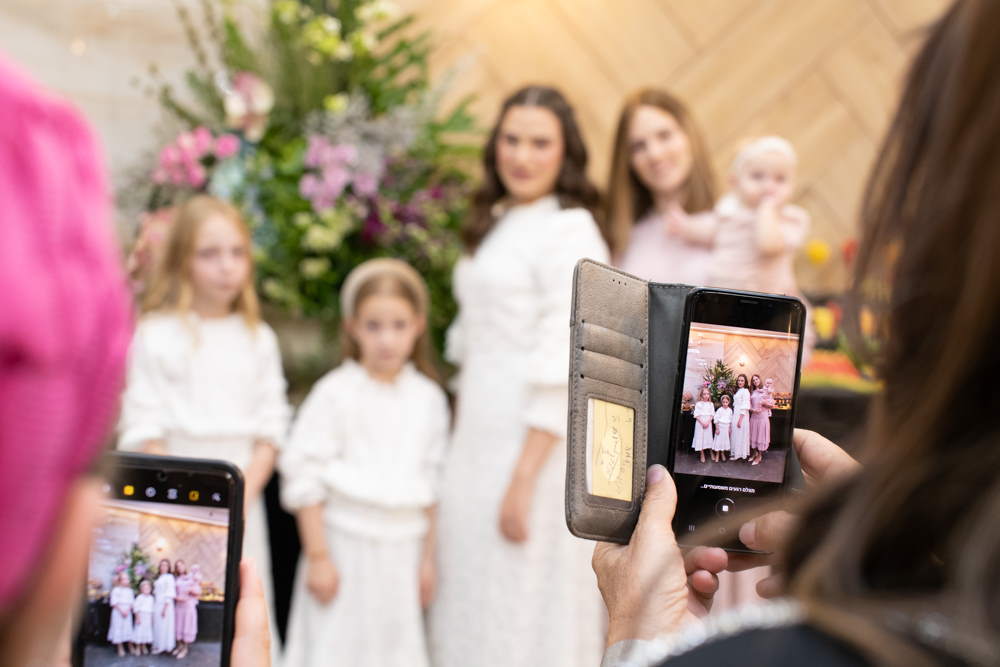 צילוםאומנותי של משפחות דרך מסך טלפון