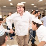 נערים רוקדים בבר מצווה בגבעת שמואל