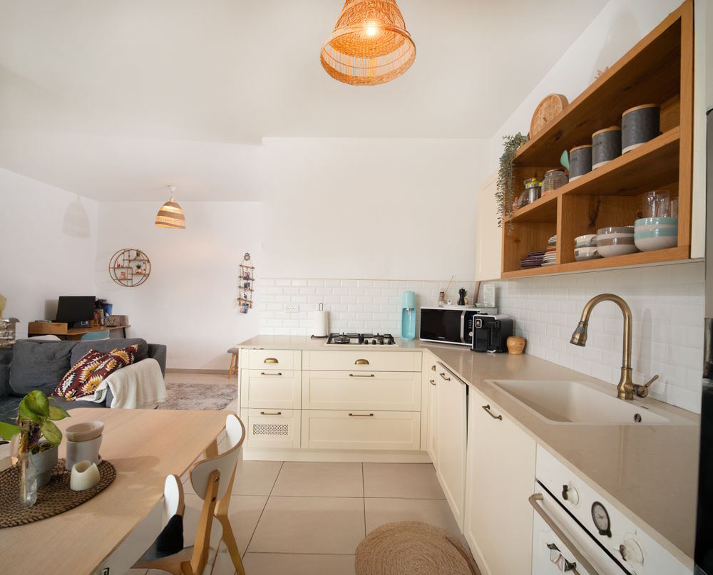 מטבח מודרני בצבע לבן עם משטח עבודה וכיור