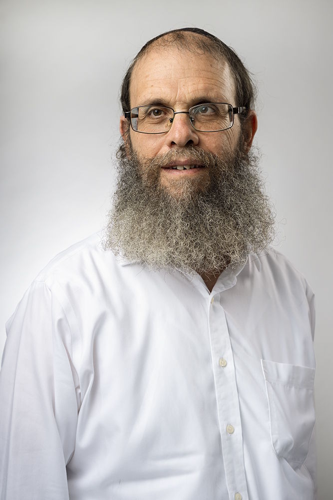 פורטרט עסקי מקצועי לגבר חרדי , צילום תדמית בלבן על רקע אחיד