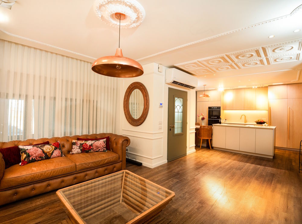 סלון Airbnb עם מראה עגולה וקישוטי קיר