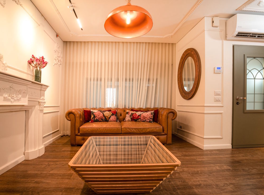 סלון דירת Airbnb בתל אביב עם ספה חומה ושולחן זכוכית