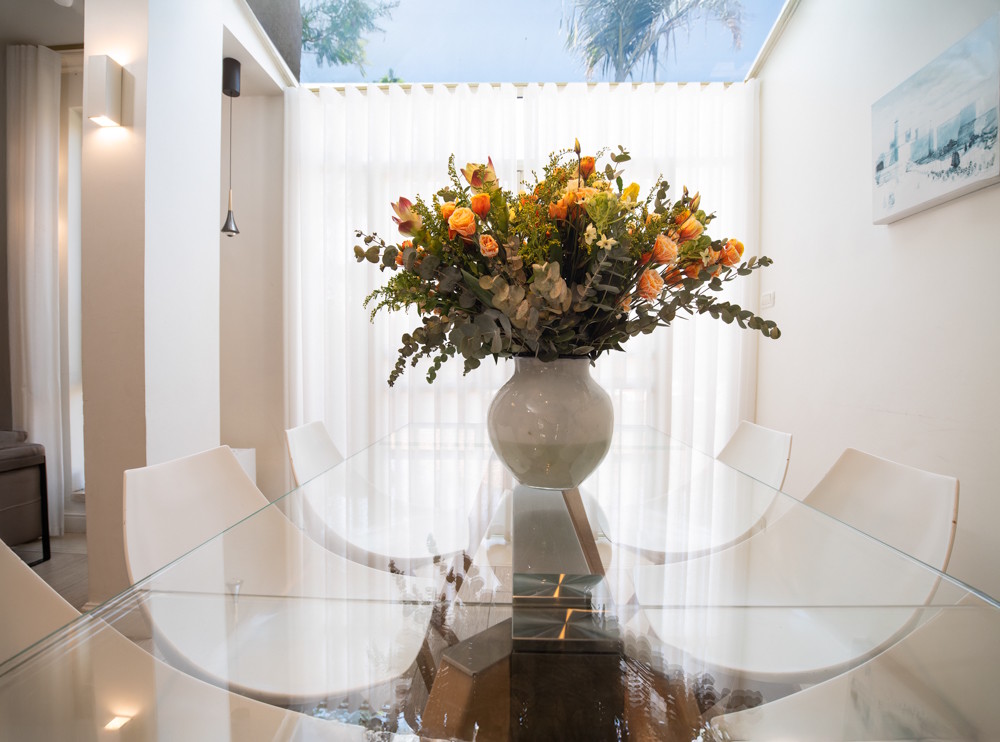 זר פרחים על שולחן זכוכית