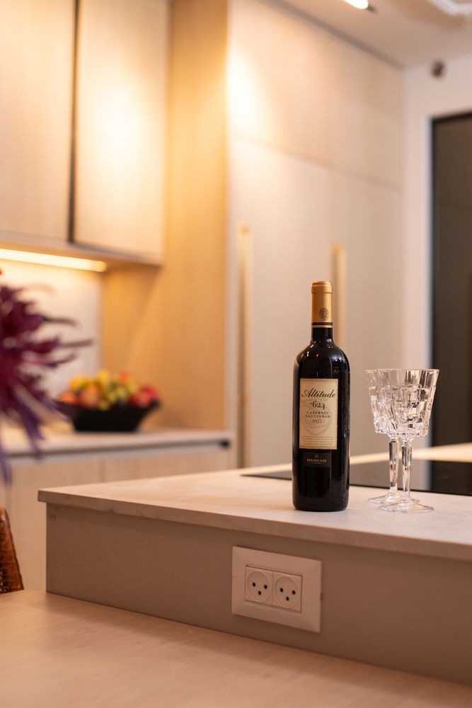 צילום מטבח Airbnb בתל אביב עם בקבוק יין וכוסות קריסטל