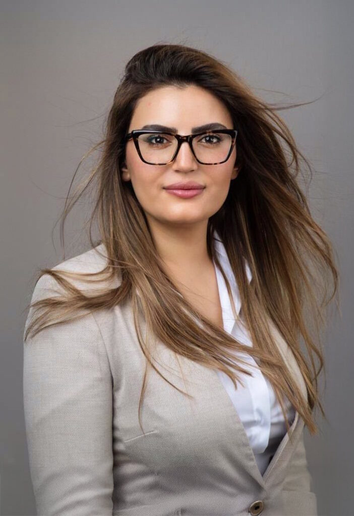 צילום תדמית מקצועי של עורכת דין בתל אביב עם משקפיים וז'קט בהיר