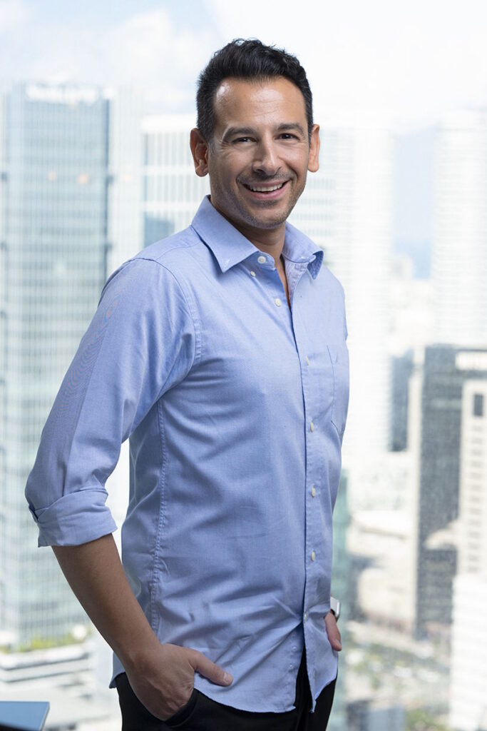 צילום פורטרט עסקי במשרד בתל אביב עם תאורה טבעית ונוף עירוני