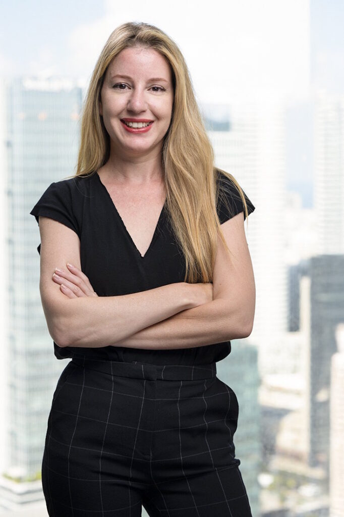 צילום תדמית עסקי של מנהלת במשרד עם רקע אורבני בתל אביב