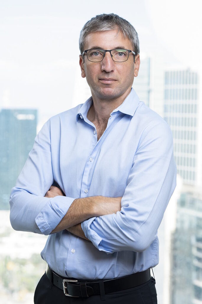 צילום פורטרט עסקי עם תאורה טבעית במשרד MNS