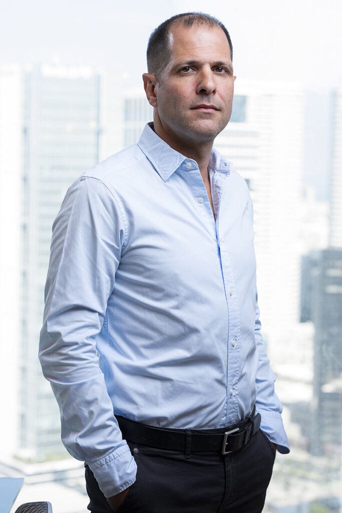 צילום פורטרט עסקי במשרד עם נוף תל אביב