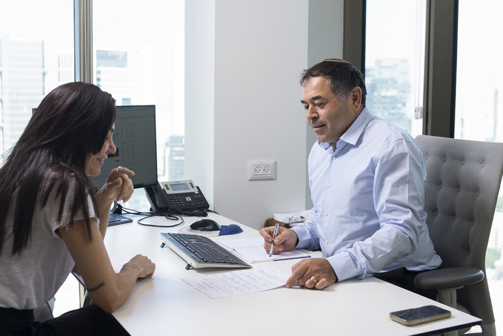 צילום פגישה עסקית במשרד בין מנהל לעובדת