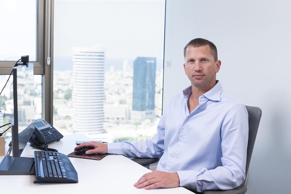 צילום תדמית עסקי של שותף בכיר בחברת MNS