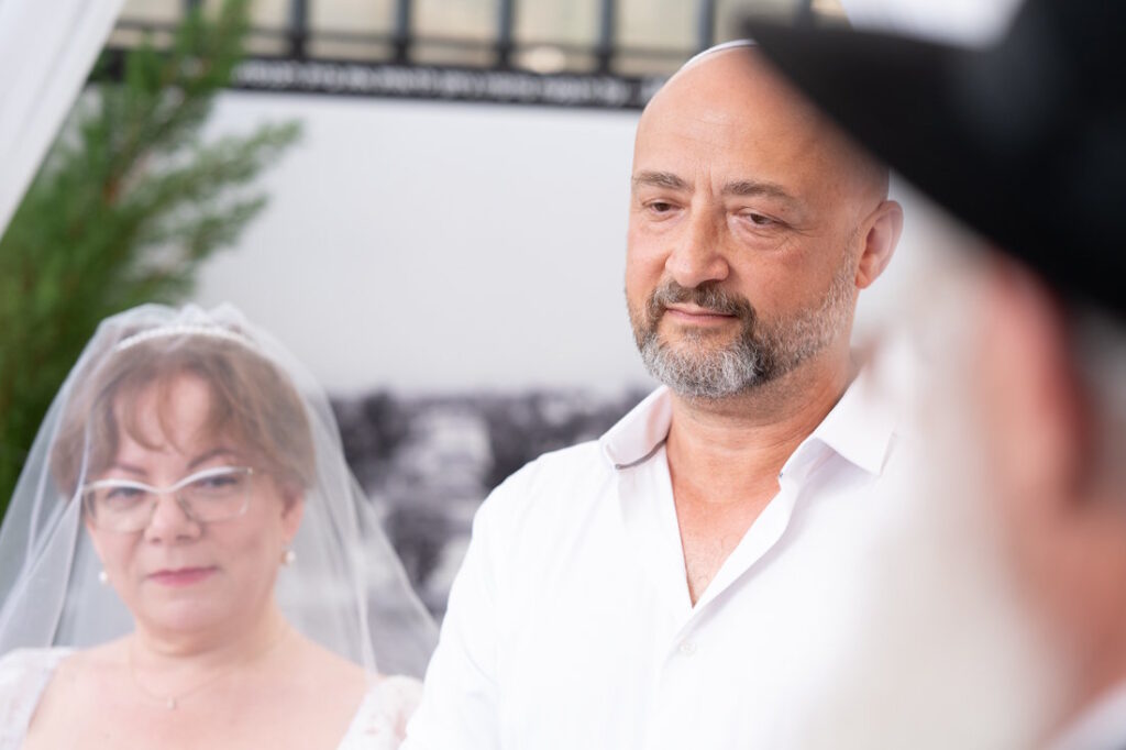 מבט בין החתן לכלה בזמן החופה