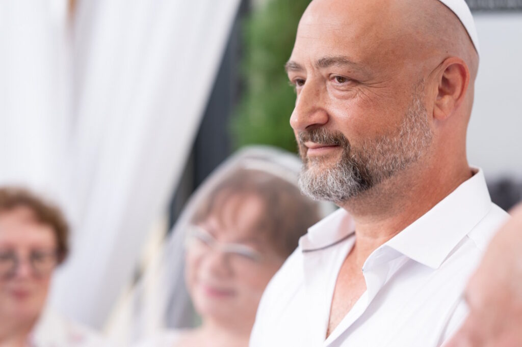 חיוך של חתן בזמן טקס חופה