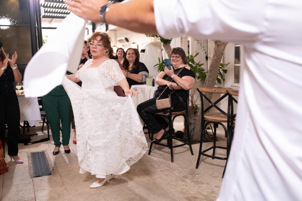 הכלה רוקדת בחתונה קטנה ביום שישי