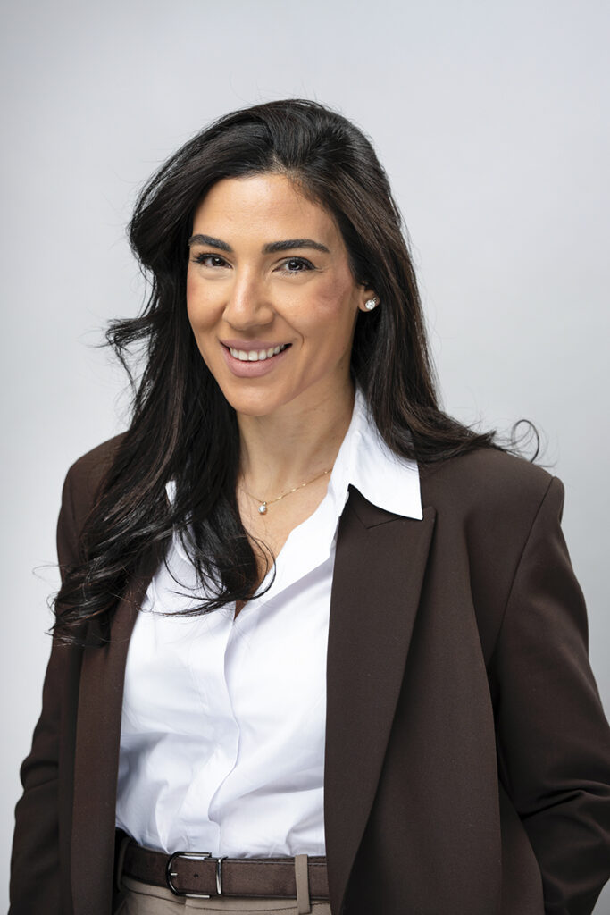 צילום תדמית עסקי לאישה במראה ניהולי וייצוגי בסטודיו בתל אביב.