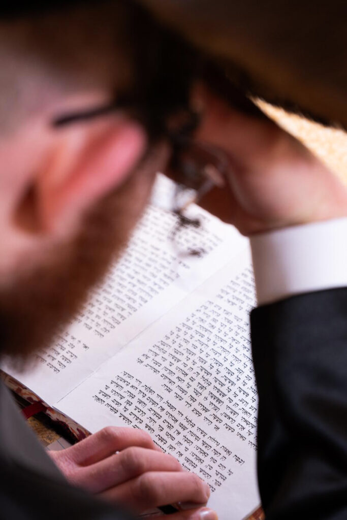 חתן חסידי שקוע בריכוז ותפילה ביום חופתו, צלם חרדי מומלץ בבית שמש.