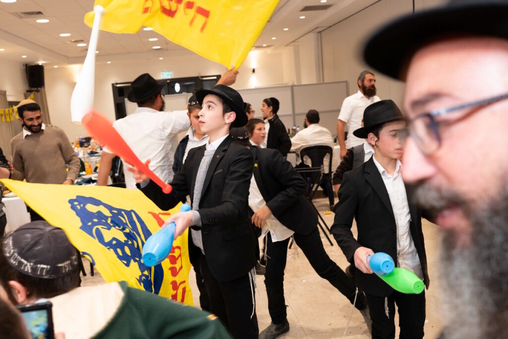 צילום בר מצווה חב"ד ברבבה נער מג'נגל בשמחה חסידית