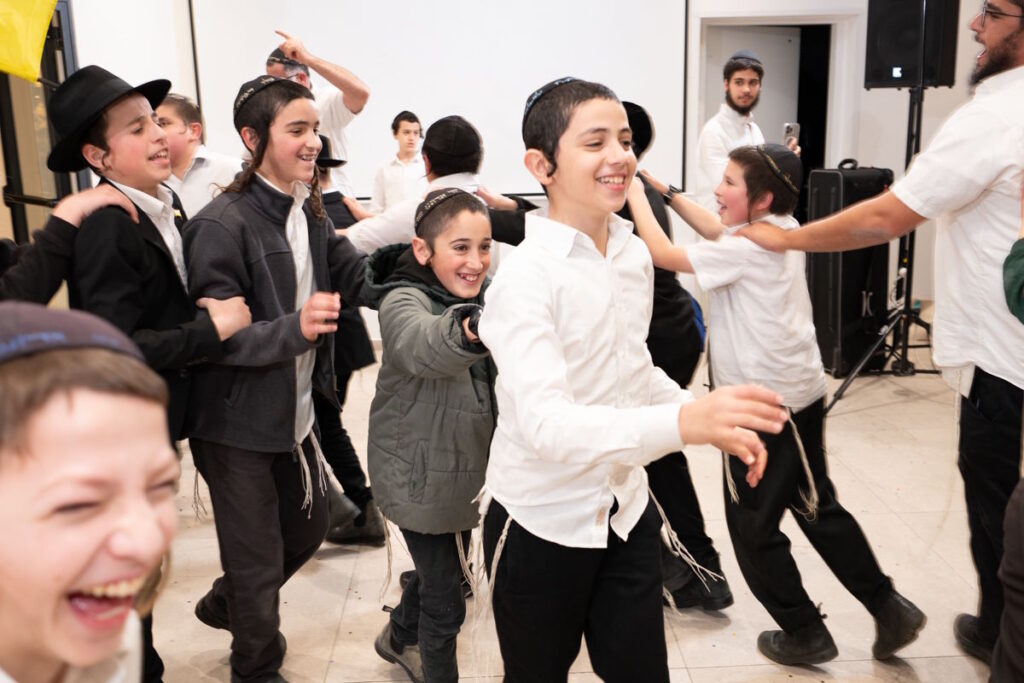 צלם לבר מצווה בשומרון ריקודים עם דגלי משיח בחגיגת חב"ד