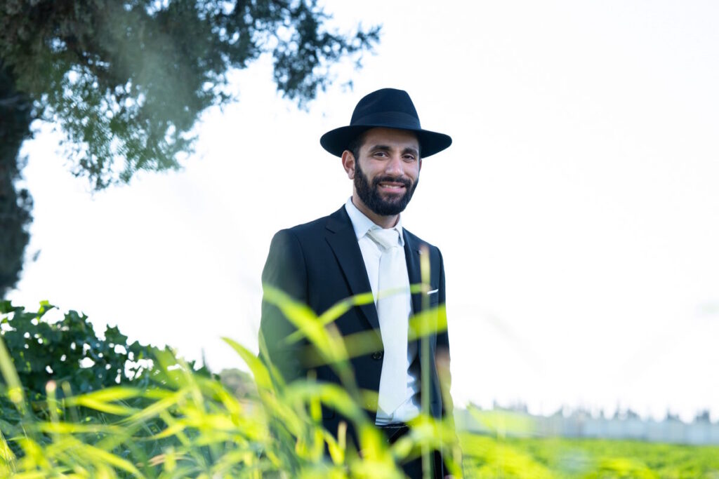 צלם לחתונה דתית - חתן בצילומי חוץ בטבע