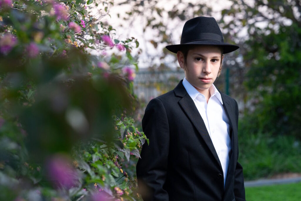 צילומי פורטרט לבר מצווה דתית בשומרון נער חסידי בטבע