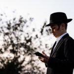 צילום אומנותי לבר מצווה דתית פרופיל נער חסידי באור דמדומים