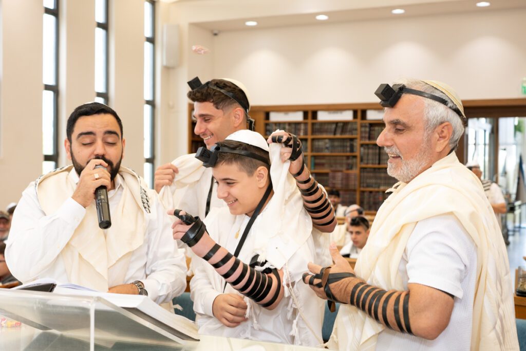 צלם דתי לבר מצווה, שמחה ועטיפת טלית בעליה לתורה בגבעת שמואל