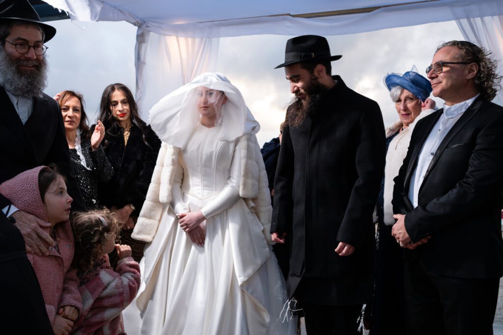 רגע קדוש של חתן וכלה תחת החופה בעת צילום חתונה חרדית