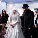 רגע קדוש של חתן וכלה תחת החופה בעת צילום חתונה חרדית