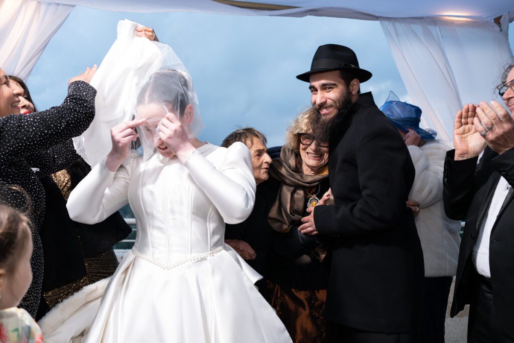 צילום אירועים במגזר הדתי המציג את כיסוי ההינומה של הכלה בחופה