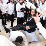 צלם אירועים חרדי מתעד ריקודי שמחה מיוחדים ואקרובטיקה ברחבת הריקודים