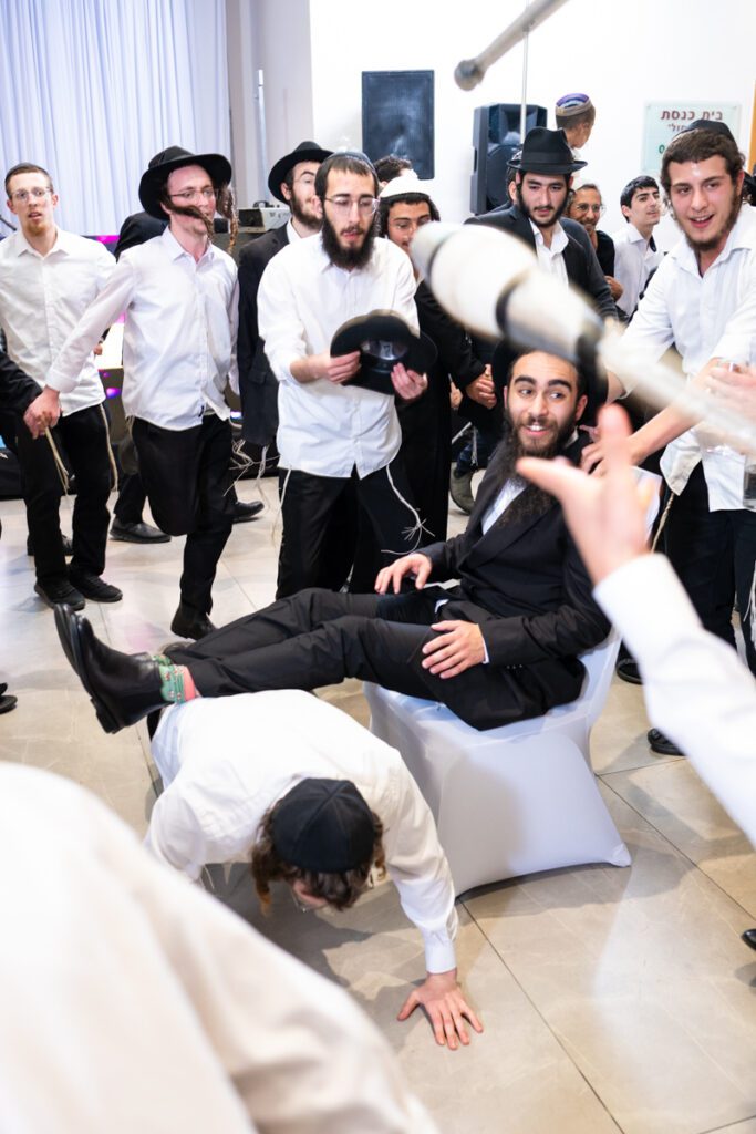 צלם אירועים חרדי מתעד ריקודי שמחה מיוחדים ואקרובטיקה ברחבת הריקודים
