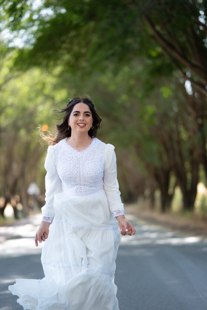 צלם חתונות חרדי בקרית ספר בתפיסת רגע אומנותית של הכלה בצילומי החוץ בשדרה
