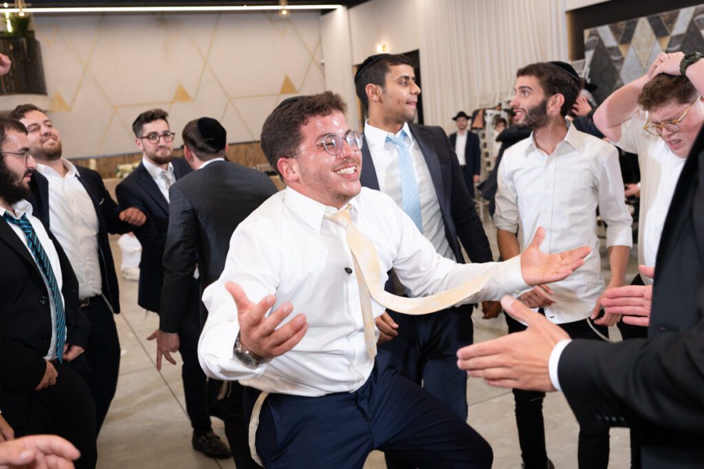 צילום חתונה חרדית בקרית ספר ברחבת הריקודים עם בחורי ישיבה משמחים
