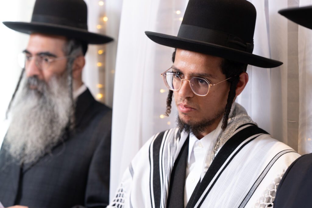 חתן חרדי עם משקפיים וטלית, צילום אירועים לציבור החרדי באיכות גבוהה.