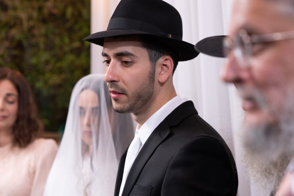 צלם חתונות חרדי בקרית ספר מתעד את החתן במעמד החופה המרגש