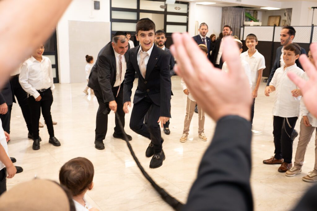 חתן בר מצווה קופץ מעל חבל במעגל הריקודים באירוע באלעד