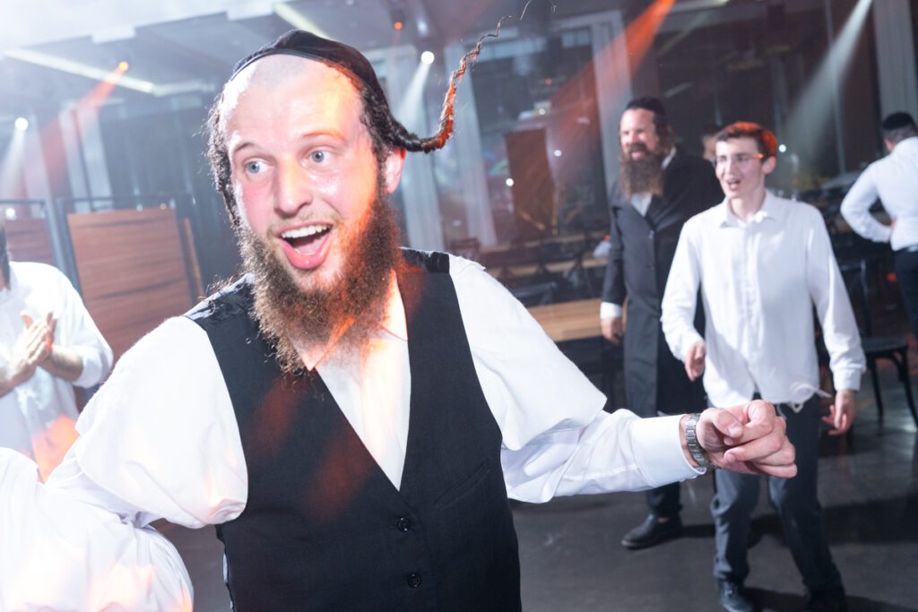 חתן ברסלב רוקד בשמחה עם פאות מתעופפות – צילום חתונות חרדיות